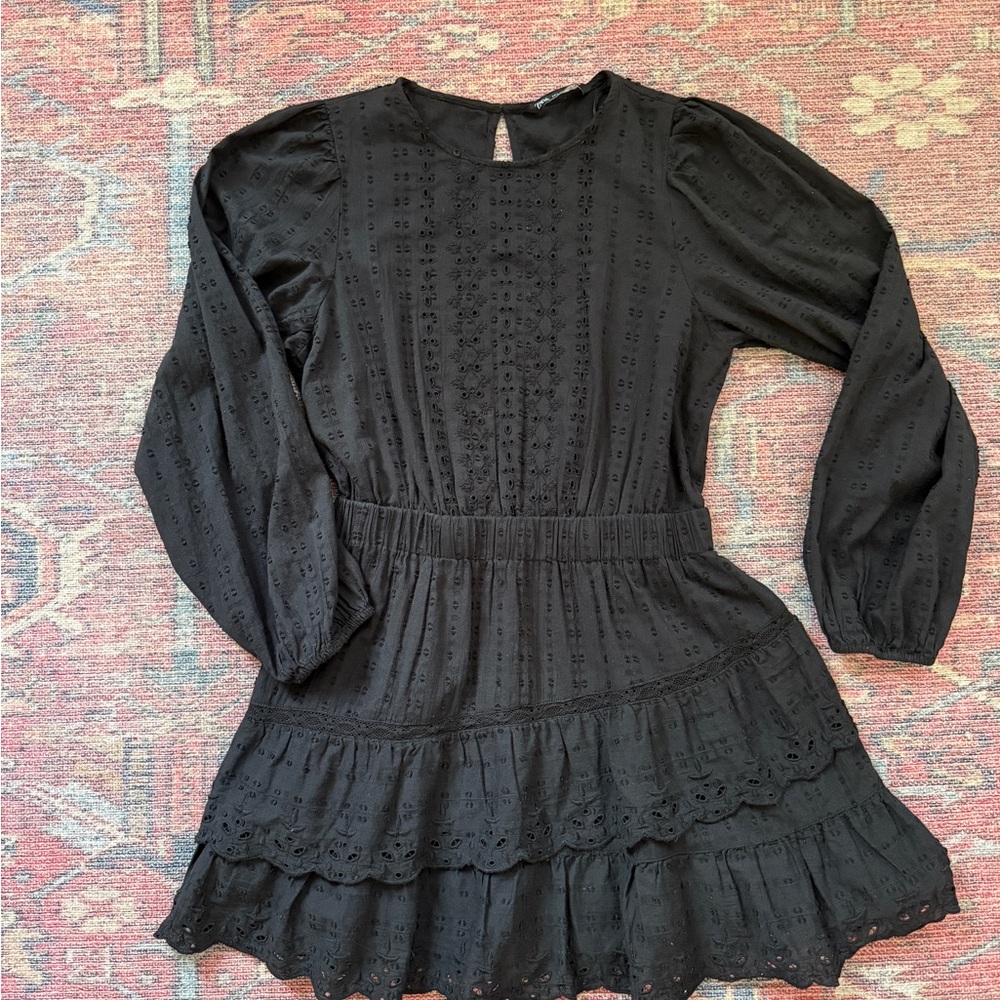 ZARA SHORT DRESS WITH LACE DETAILS
BLACK SIZE L | 7200/220
